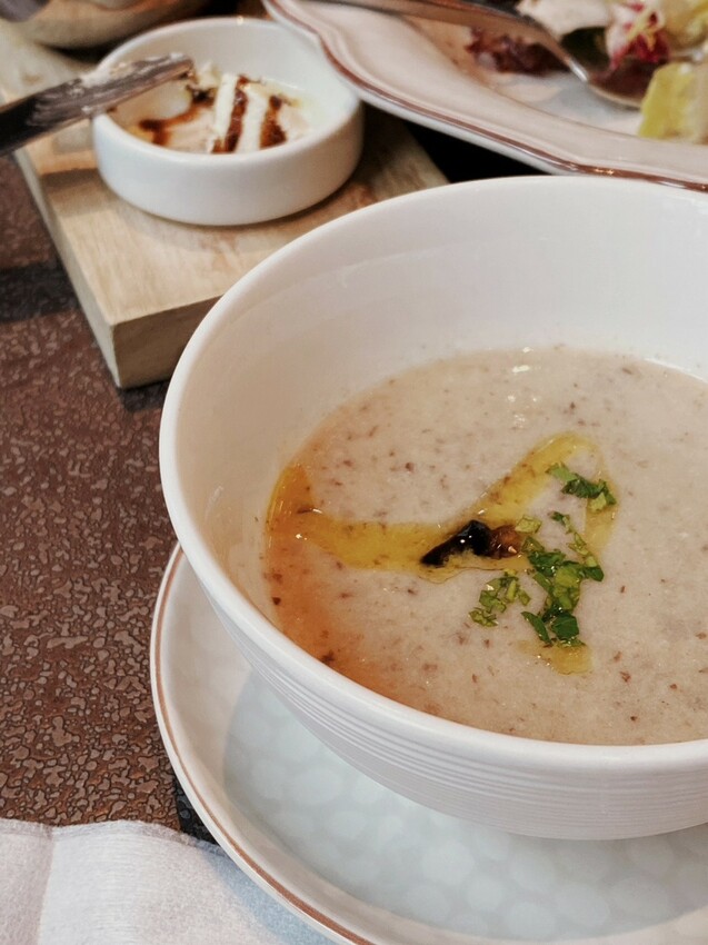 L’IDIOT RESTA 驢子餐廳東區插旗賦樂旅居，八盞水晶燈陪我浪漫慶生