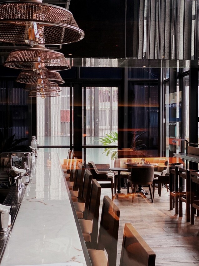 L’IDIOT RESTA 驢子餐廳東區插旗賦樂旅居，八盞水晶燈陪我浪漫慶生