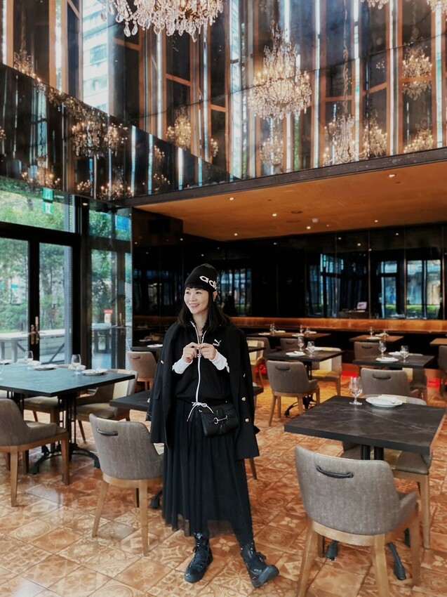 L’IDIOT RESTA 驢子餐廳東區插旗賦樂旅居，八盞水晶燈陪我浪漫慶生