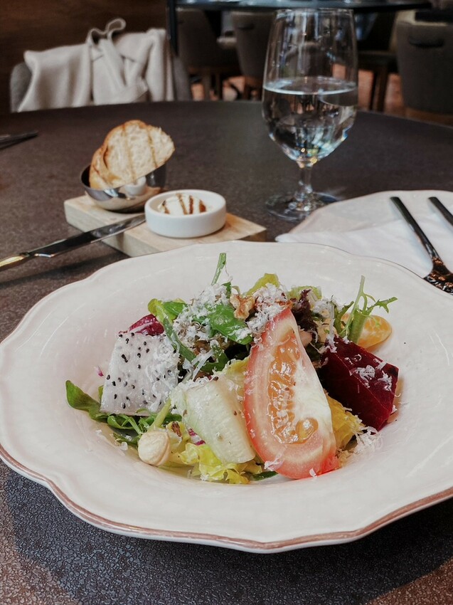 L’IDIOT RESTA 驢子餐廳東區插旗賦樂旅居，八盞水晶燈陪我浪漫慶生