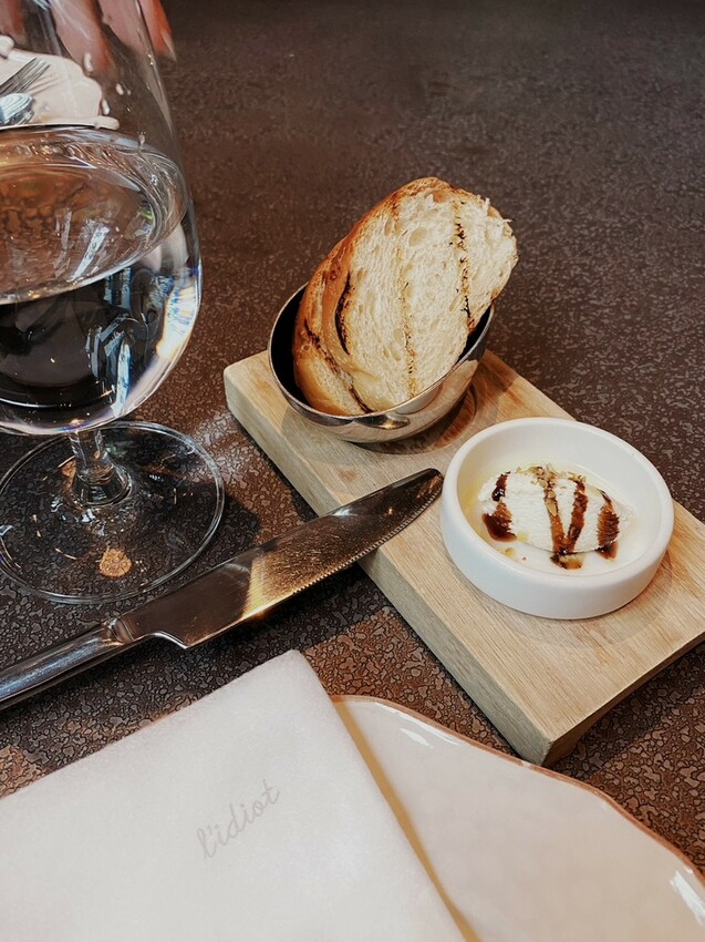 L’IDIOT RESTA 驢子餐廳東區插旗賦樂旅居，八盞水晶燈陪我浪漫慶生