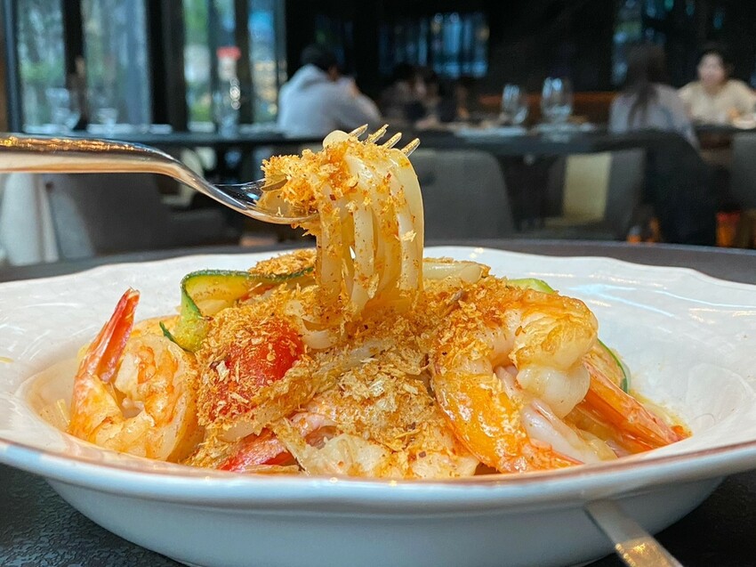 L’IDIOT RESTA 驢子餐廳東區插旗賦樂旅居，八盞水晶燈陪我浪漫慶生