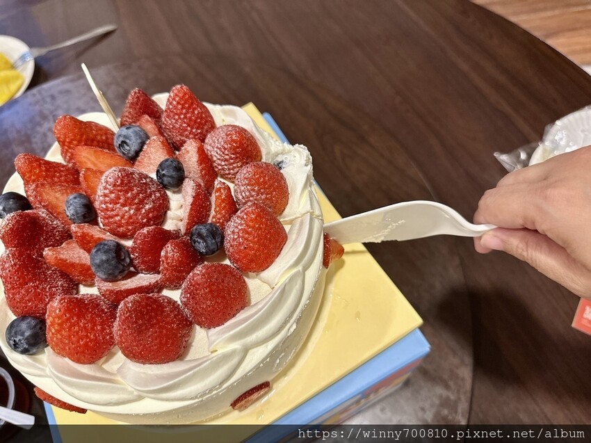 新北市新莊區新莊 草莓生日蛋糕推薦！冬季限定【卡瓦蛋糕工場】媲美日本蛋糕店的草莓蛋糕！使用100%純動物性鮮奶油，吃