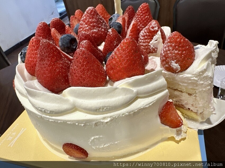 新北市新莊區新莊 草莓生日蛋糕推薦！冬季限定【卡瓦蛋糕工場】媲美日本蛋糕店的草莓蛋糕！使用100%純動物性鮮奶油，吃