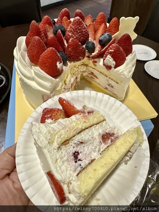 新北市新莊區新莊 草莓生日蛋糕推薦！冬季限定【卡瓦蛋糕工場】媲美日本蛋糕店的草莓蛋糕！使用100%純動物性鮮奶油，吃