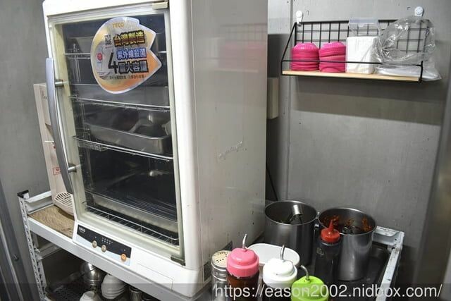 新北板橋巷弄美食 | 板凳麵 手工現擀的眷村美食 捲餅Q彈有勁 份量飽足 招牌炙燒牛五花湯 濃郁醇厚 -  就是這樣。吃喝玩樂。愛漂亮部落格 - FashionGuide 華人時尚專業評鑑