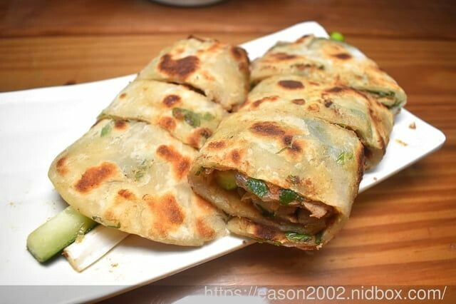 新北板橋巷弄美食 | 板凳麵 手工現擀的眷村美食 捲餅Q彈有勁 份量飽足 招牌炙燒牛五花湯 濃郁醇厚 -  就是這樣。吃喝玩樂。愛漂亮部落格 - FashionGuide 華人時尚專業評鑑