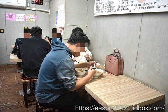 新北板橋巷弄美食 | 板凳麵 手工現擀的眷村美食 捲餅Q彈有勁 份量飽足 招牌炙燒牛五花湯 濃郁醇厚 -  就是這樣。吃喝玩樂。愛漂亮部落格 - FashionGuide 華人時尚專業評鑑