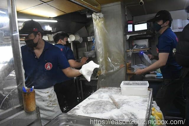 新北板橋巷弄美食 | 板凳麵 手工現擀的眷村美食 捲餅Q彈有勁 份量飽足 招牌炙燒牛五花湯 濃郁醇厚 -  就是這樣。吃喝玩樂。愛漂亮部落格 - FashionGuide 華人時尚專業評鑑