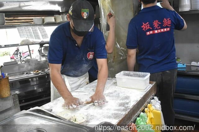 新北板橋巷弄美食 | 板凳麵 手工現擀的眷村美食 捲餅Q彈有勁 份量飽足 招牌炙燒牛五花湯 濃郁醇厚 -  就是這樣。吃喝玩樂。愛漂亮部落格 - FashionGuide 華人時尚專業評鑑