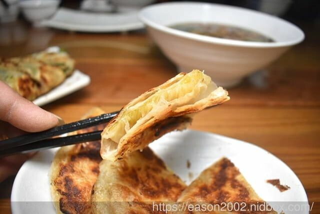 新北板橋巷弄美食 | 板凳麵 手工現擀的眷村美食 捲餅Q彈有勁 份量飽足 招牌炙燒牛五花湯 濃郁醇厚 -  就是這樣。吃喝玩樂。愛漂亮部落格 - FashionGuide 華人時尚專業評鑑