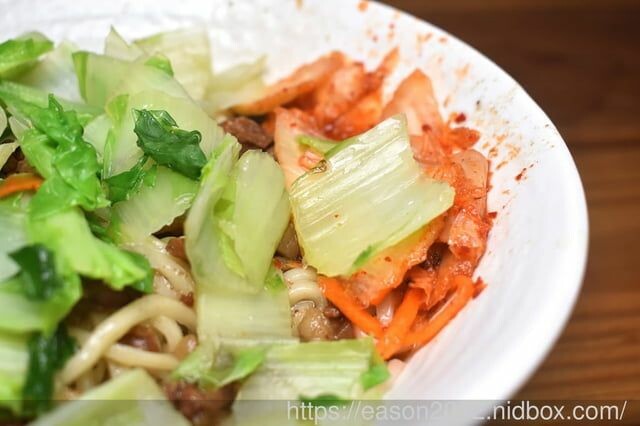 新北板橋巷弄美食 | 板凳麵 手工現擀的眷村美食 捲餅Q彈有勁 份量飽足 招牌炙燒牛五花湯 濃郁醇厚 -  就是這樣。吃喝玩樂。愛漂亮部落格 - FashionGuide 華人時尚專業評鑑