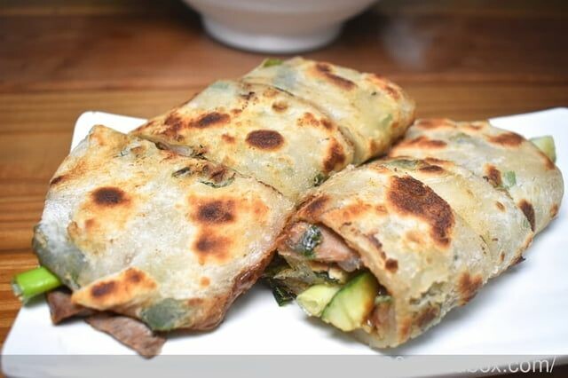 新北板橋巷弄美食 | 板凳麵 手工現擀的眷村美食 捲餅Q彈有勁 份量飽足 招牌炙燒牛五花湯 濃郁醇厚 -  就是這樣。吃喝玩樂。愛漂亮部落格 - FashionGuide 華人時尚專業評鑑