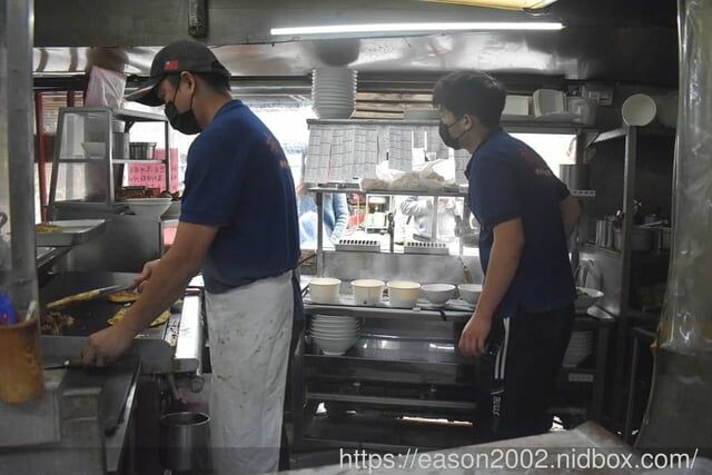 新北板橋巷弄美食 | 板凳麵 手工現擀的眷村美食 捲餅Q彈有勁 份量飽足 招牌炙燒牛五花湯 濃郁醇厚 -  就是這樣。吃喝玩樂。愛漂亮部落格 - FashionGuide 華人時尚專業評鑑