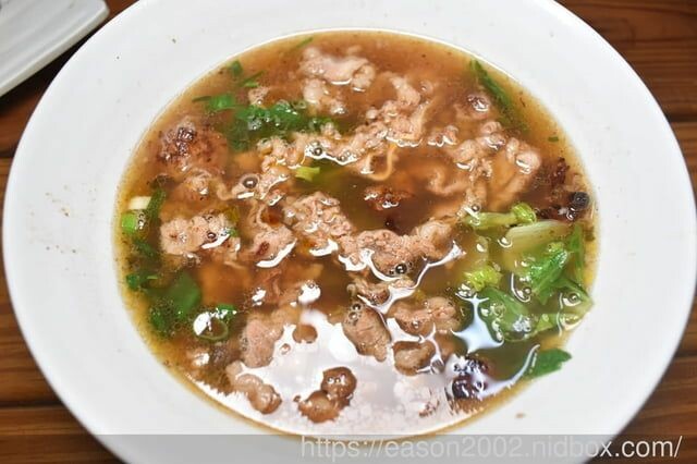 新北板橋巷弄美食 | 板凳麵 手工現擀的眷村美食 捲餅Q彈有勁 份量飽足 招牌炙燒牛五花湯 濃郁醇厚 -  就是這樣。吃喝玩樂。愛漂亮部落格 - FashionGuide 華人時尚專業評鑑