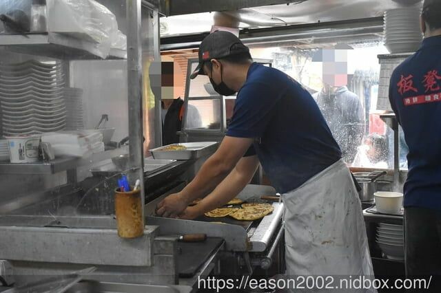 新北板橋巷弄美食 | 板凳麵 手工現擀的眷村美食 捲餅Q彈有勁 份量飽足 招牌炙燒牛五花湯 濃郁醇厚 -  就是這樣。吃喝玩樂。愛漂亮部落格 - FashionGuide 華人時尚專業評鑑