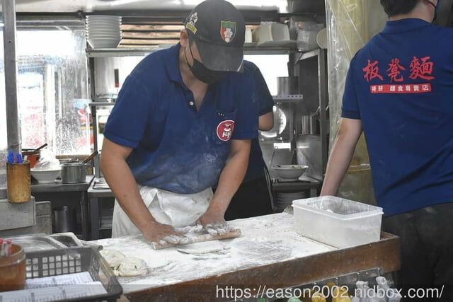 新北板橋巷弄美食 | 板凳麵 手工現擀的眷村美食 捲餅Q彈有勁 份量飽足 招牌炙燒牛五花湯 濃郁醇厚 -  就是這樣。吃喝玩樂。愛漂亮部落格 - FashionGuide 華人時尚專業評鑑