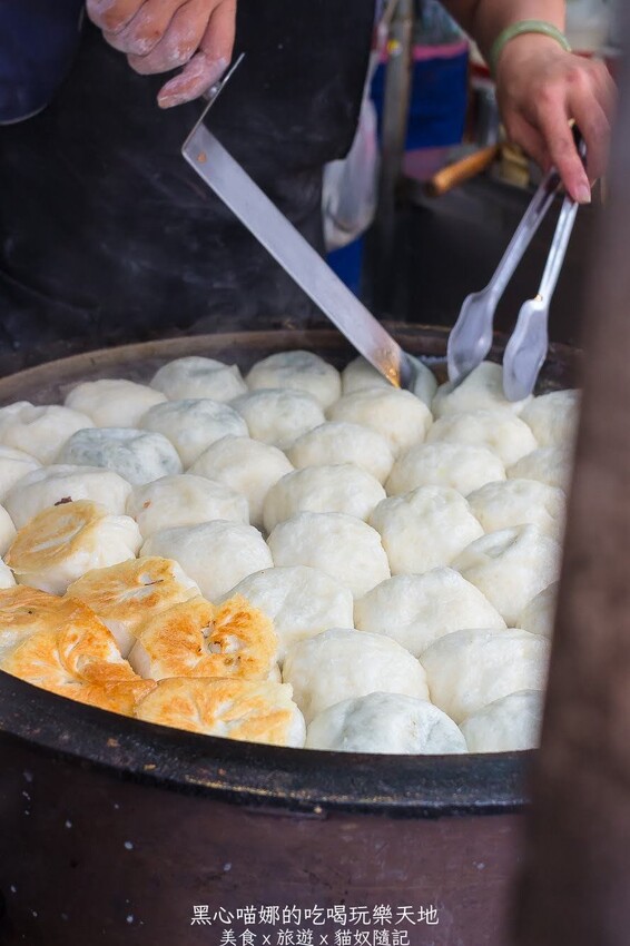 高雄三民︱律師傅煎包 皮薄Q脆,內餡飽滿又大顆!當晚餐或午茶小點心都正好!