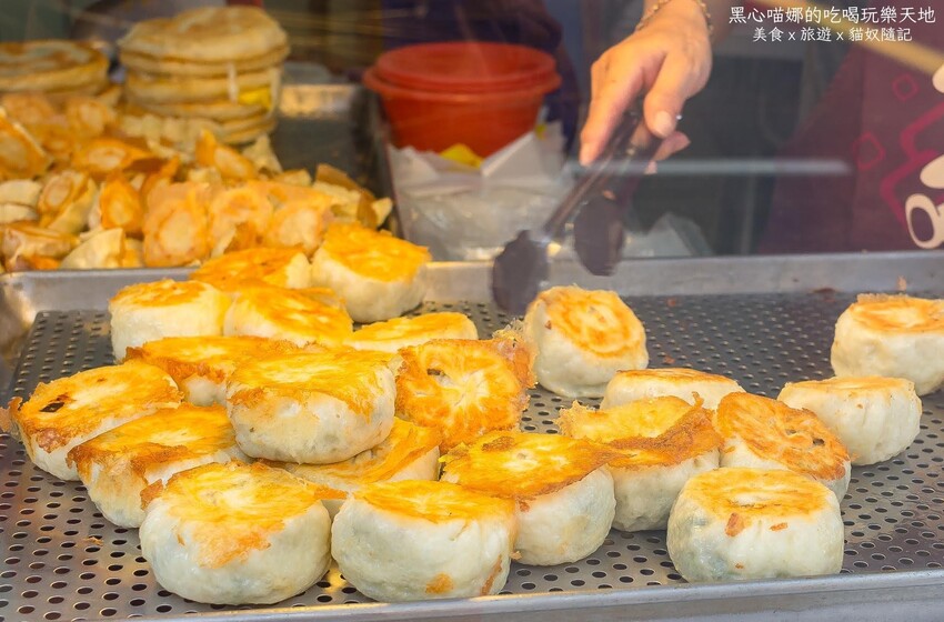 高雄三民︱律師傅煎包 皮薄Q脆,內餡飽滿又大顆!當晚餐或午茶小點心都正好!