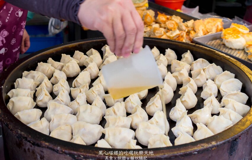 高雄三民︱律師傅煎包 皮薄Q脆,內餡飽滿又大顆!當晚餐或午茶小點心都正好!