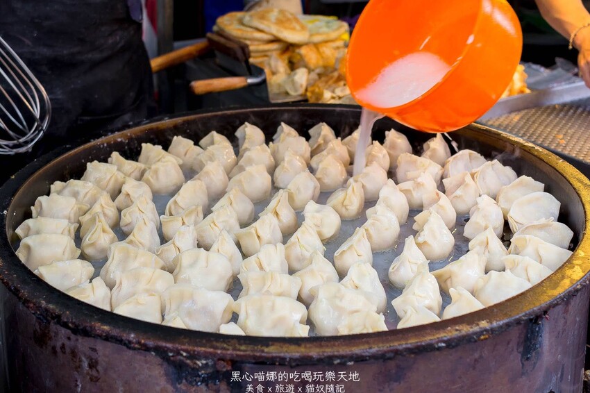 高雄三民︱律師傅煎包 皮薄Q脆,內餡飽滿又大顆!當晚餐或午茶小點心都正好!