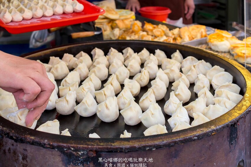 高雄三民︱律師傅煎包 皮薄Q脆,內餡飽滿又大顆!當晚餐或午茶小點心都正好!