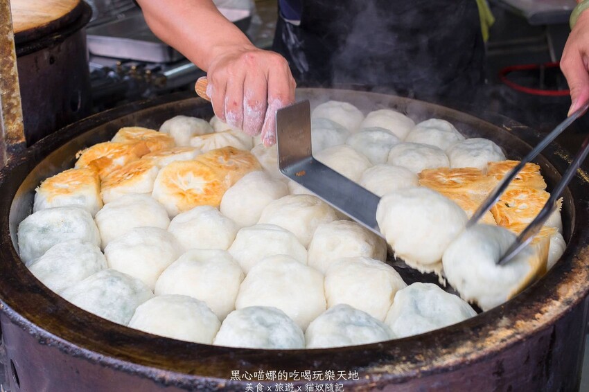 高雄三民︱律師傅煎包 皮薄Q脆,內餡飽滿又大顆!當晚餐或午茶小點心都正好!