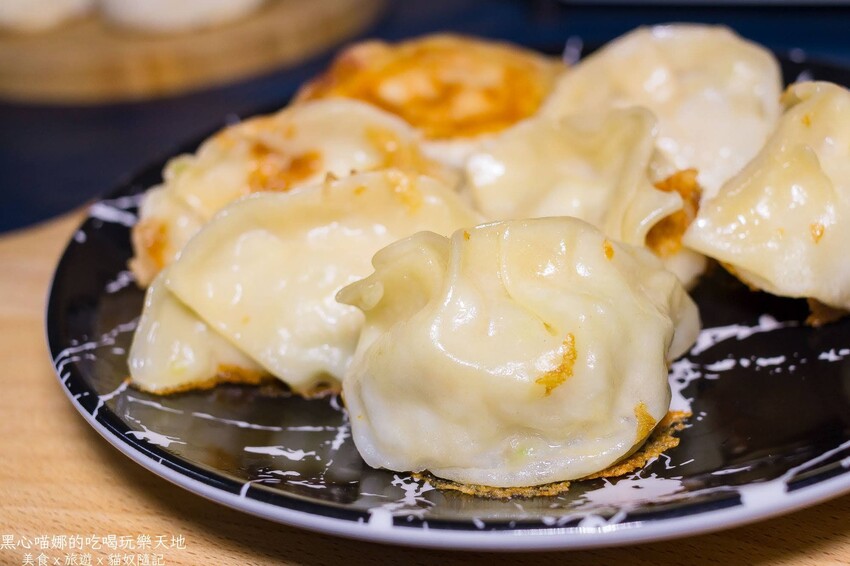 高雄三民︱律師傅煎包 皮薄Q脆,內餡飽滿又大顆!當晚餐或午茶小點心都正好!