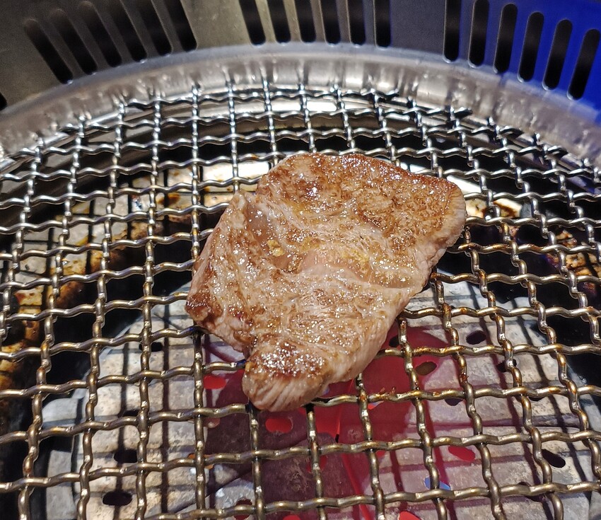 新竹美食山上走走推薦！實測1580無菜單料理，頂級燒肉夢幻水母缸陪吃。