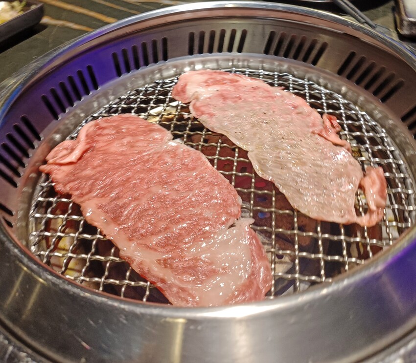 新竹美食山上走走推薦！實測1580無菜單料理，頂級燒肉夢幻水母缸陪吃。