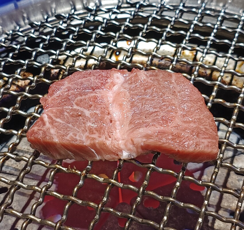 新竹美食山上走走推薦！實測1580無菜單料理，頂級燒肉夢幻水母缸陪吃。