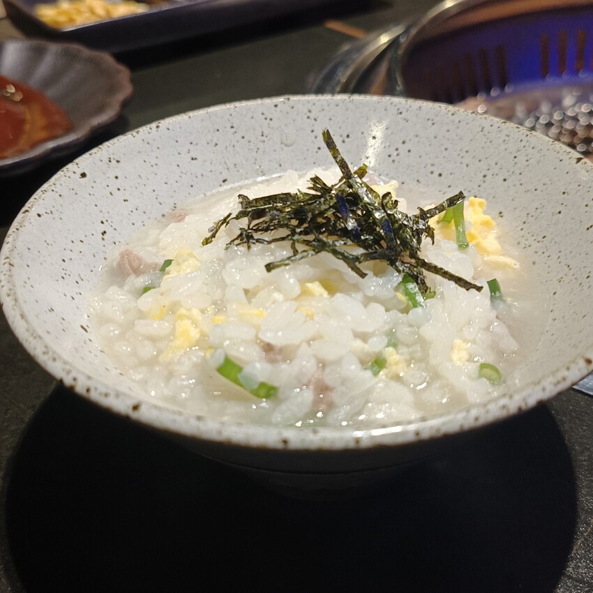 新竹美食山上走走推薦！實測1580無菜單料理，頂級燒肉夢幻水母缸陪吃。