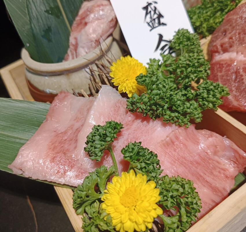 新竹美食山上走走推薦！實測1580無菜單料理，頂級燒肉夢幻水母缸陪吃。