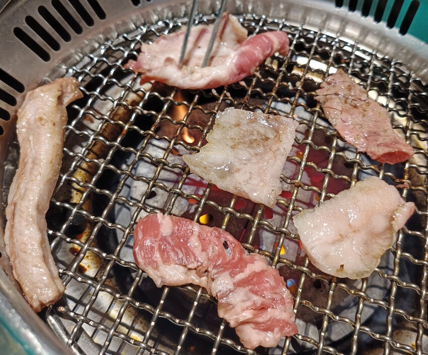 新竹美食山上走走推薦！實測1580無菜單料理，頂級燒肉夢幻水母缸陪吃。