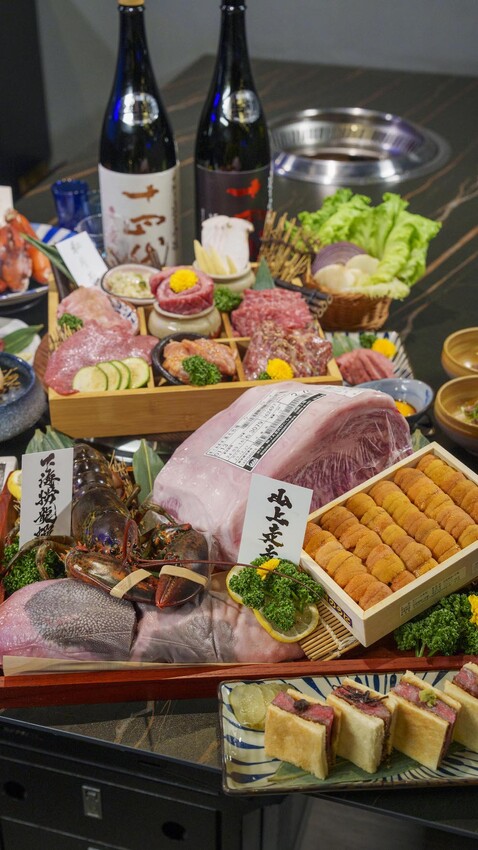 新竹市東區新竹美食 山上走走 日式無菜單燒肉專門店｜新竹超高人氣燒肉店 邊享受高級肉品還能邊看超大水族箱