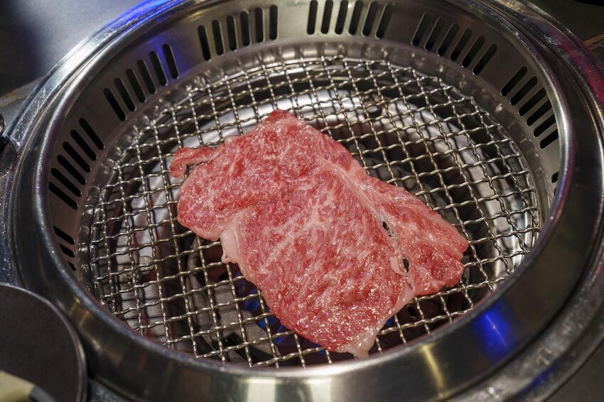 新竹市東區新竹美食 山上走走 日式無菜單燒肉專門店｜新竹超高人氣燒肉店 邊享受高級肉品還能邊看超大水族箱