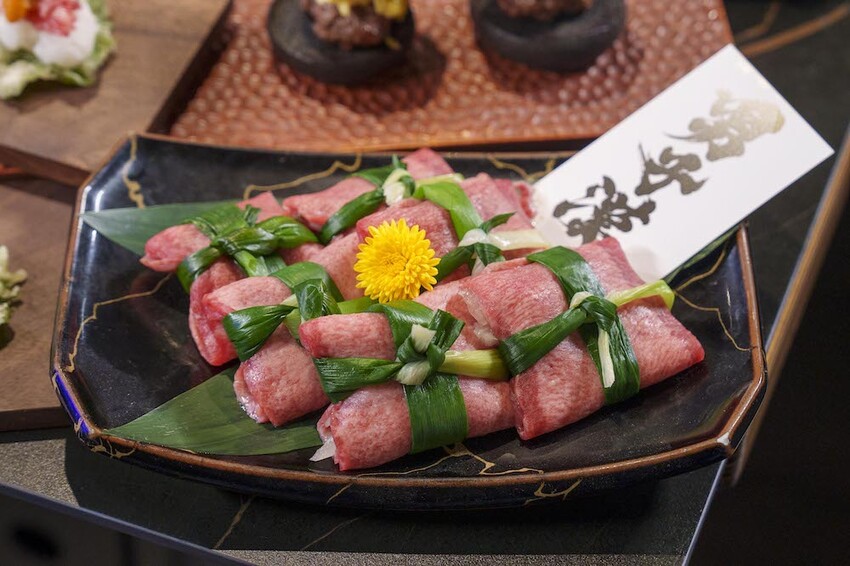 新竹市東區新竹美食 山上走走 日式無菜單燒肉專門店｜新竹超高人氣燒肉店 邊享受高級肉品還能邊看超大水族箱