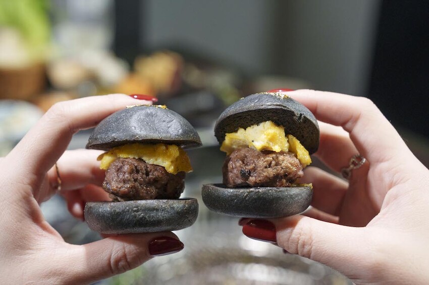 新竹市東區新竹美食 山上走走 日式無菜單燒肉專門店｜新竹超高人氣燒肉店 邊享受高級肉品還能邊看超大水族箱