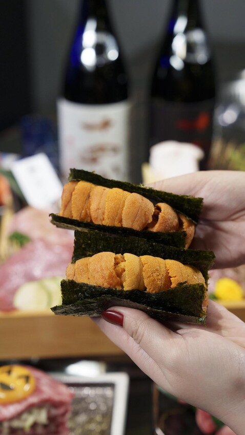 新竹市東區新竹美食 山上走走 日式無菜單燒肉專門店｜新竹超高人氣燒肉店 邊享受高級肉品還能邊看超大水族箱