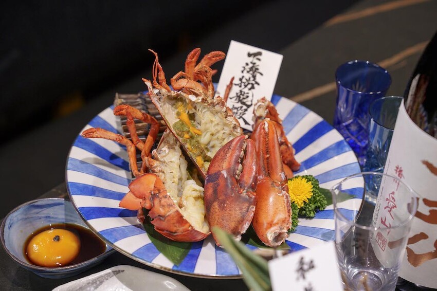 新竹市東區新竹美食 山上走走 日式無菜單燒肉專門店｜新竹超高人氣燒肉店 邊享受高級肉品還能邊看超大水族箱