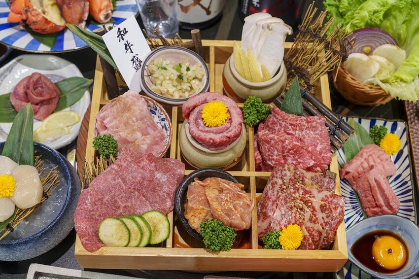 新竹市東區新竹美食 山上走走 日式無菜單燒肉專門店｜新竹超高人氣燒肉店 邊享受高級肉品還能邊看超大水族箱