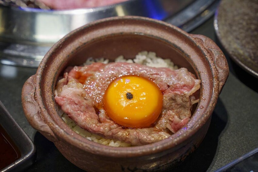 新竹市東區新竹美食 山上走走 日式無菜單燒肉專門店｜新竹超高人氣燒肉店 邊享受高級肉品還能邊看超大水族箱