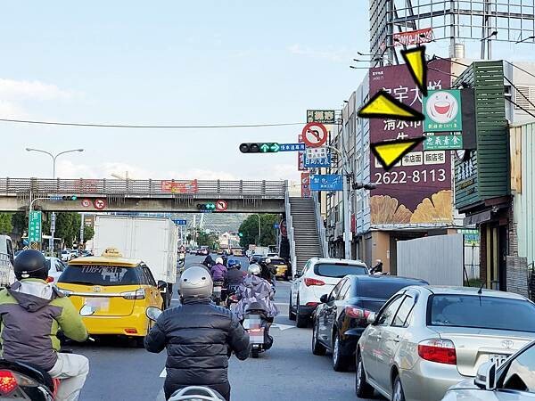 看到陸橋右轉-忠義素食巷內.jpg