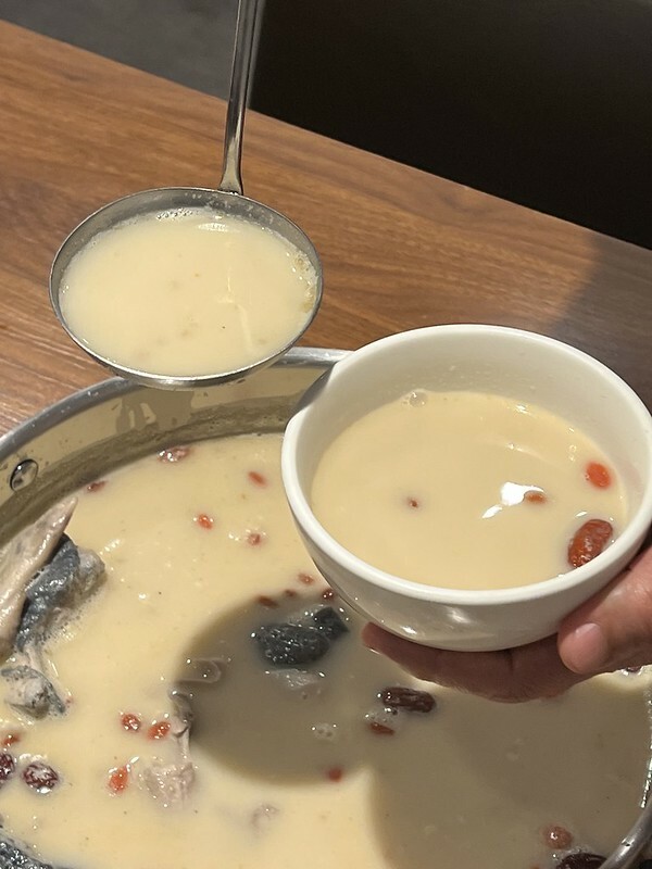 （大園美食）蒸煮流胡椒豬肚雞鍋～招牌胡椒豬肚烏骨雞湯底、現蒸現撈仔超青海鮮、沒有訂位可是吃不到的喔～蒸煮流菜單