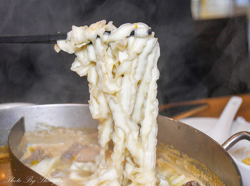 乳白色湯頭淡淡胡椒香、濃郁又甘甜