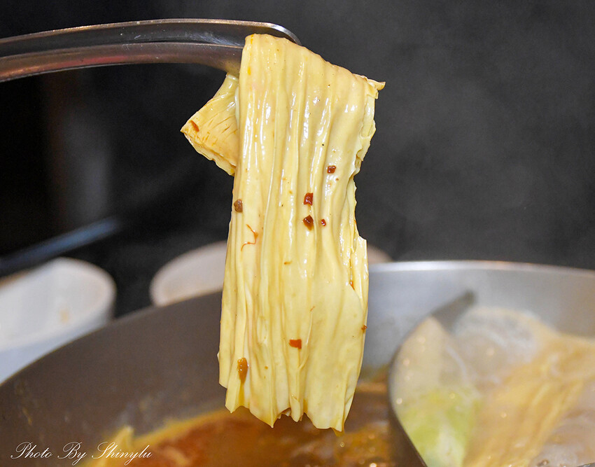 乳白色湯頭淡淡胡椒香、濃郁又甘甜