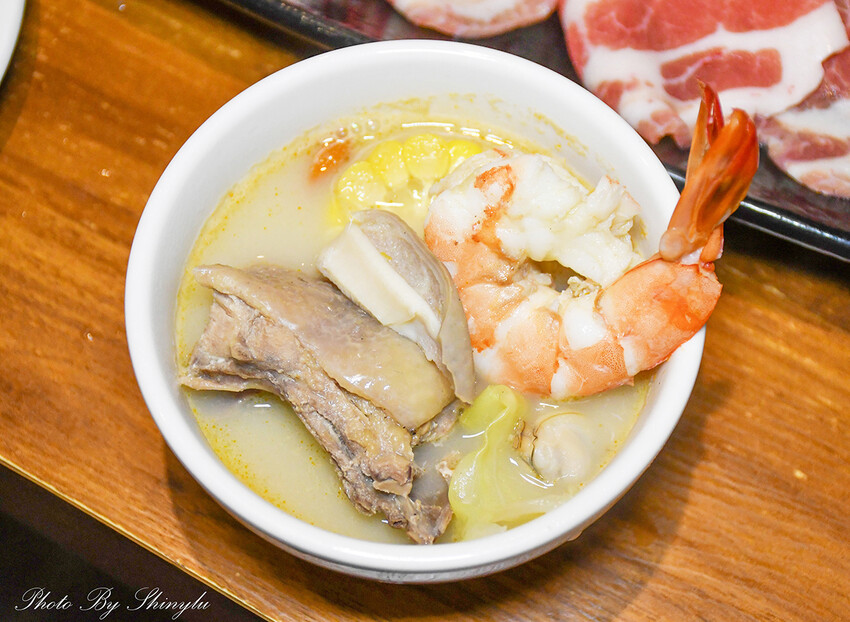 乳白色湯頭淡淡胡椒香、濃郁又甘甜