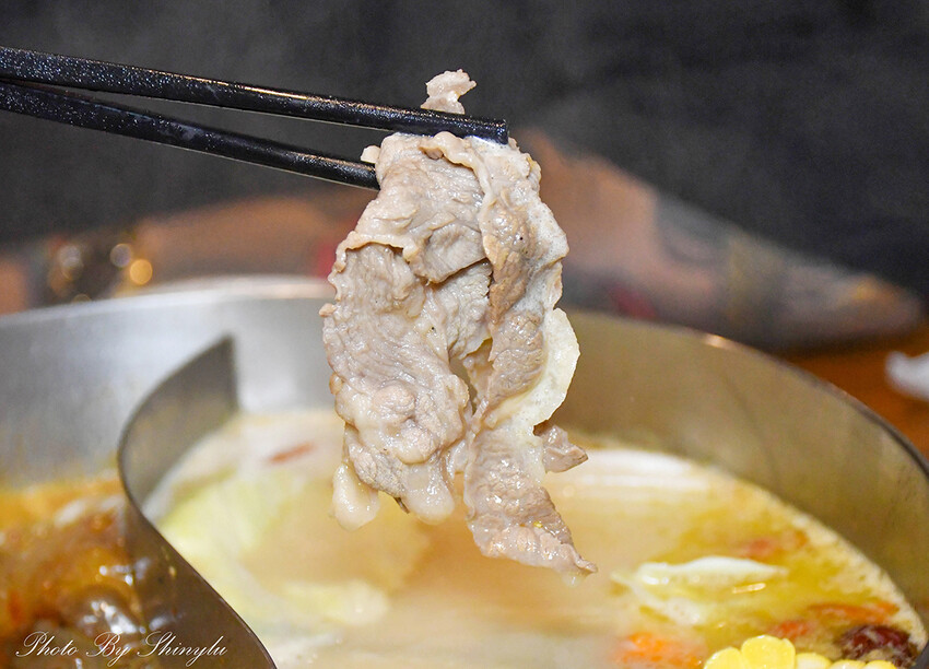 乳白色湯頭淡淡胡椒香、濃郁又甘甜