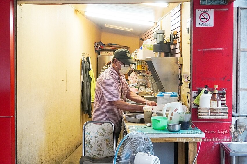 台中太平美食|謝炸雞腿排骨酥-運動場旁飄香炸物攤，下班時間一定要排隊喔~