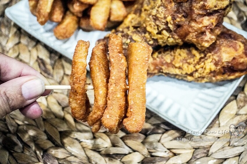 台中太平美食|謝炸雞腿排骨酥-運動場旁飄香炸物攤，下班時間一定要排隊喔~